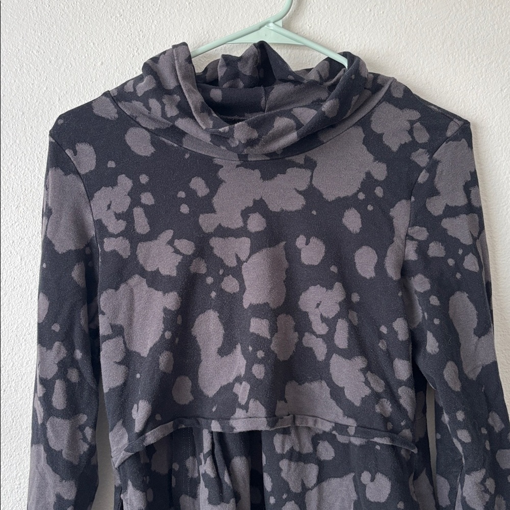 Latched Mama Petal Front Nursing Pullover size medium sweater tie dye - Picture 4 of 7
